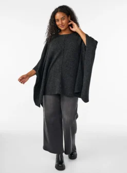 Strickponcho mit Rundhalsausschnitt