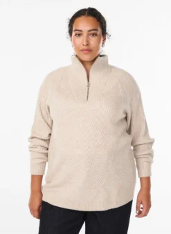 Strickpullover mit hohem Kragen und Harlekinmuster