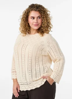 Stricktop mit Lochstickerei und 3/4-Ärmeln