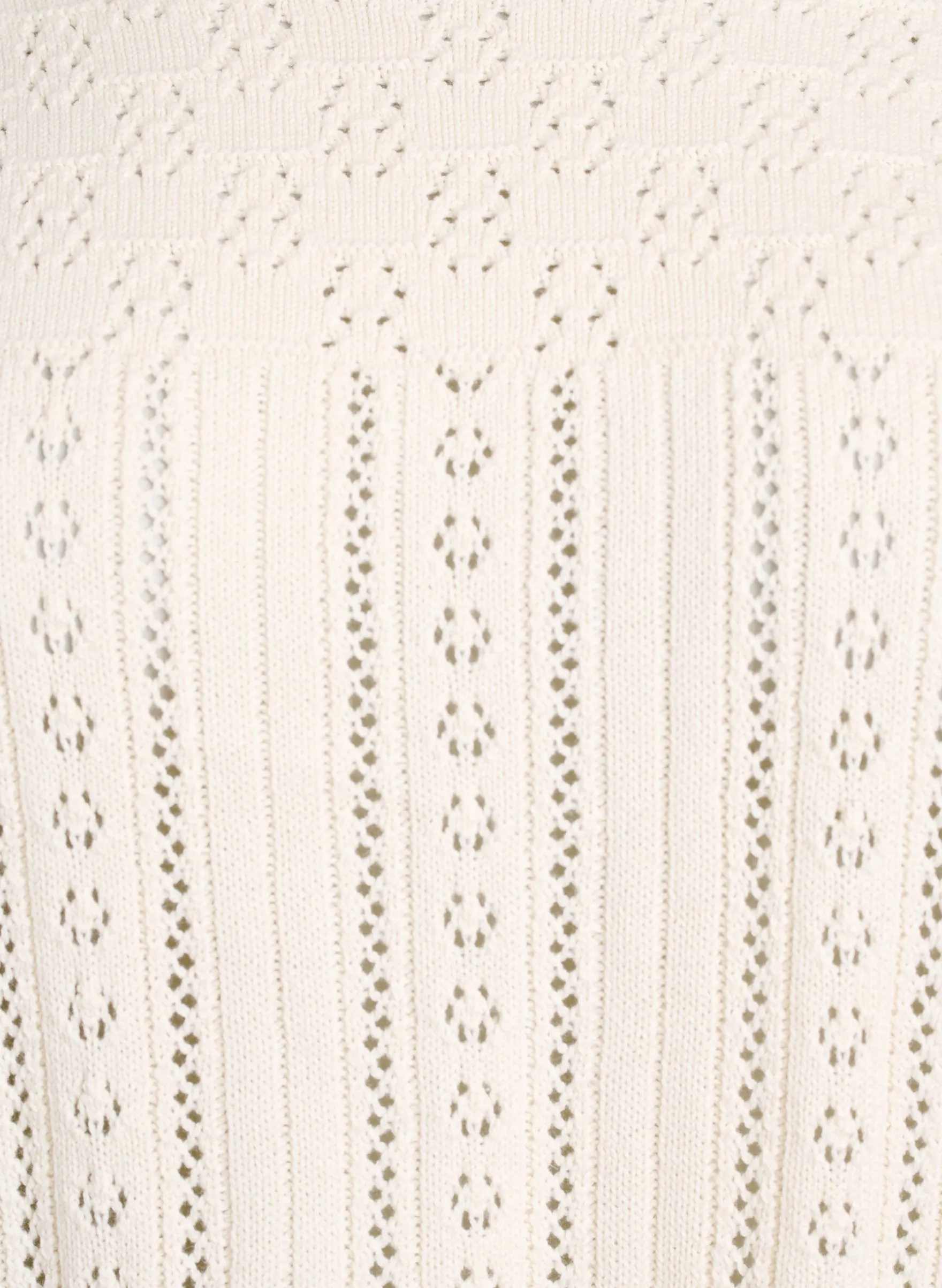 Stricktop mit Lochstickerei und 3/4-Ärmeln