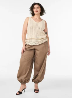 Stricktop mit Lochstickerei und V-Ausschnitt