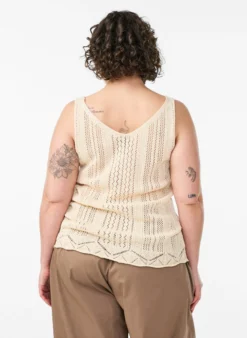 Stricktop mit Lochstickerei und V-Ausschnitt