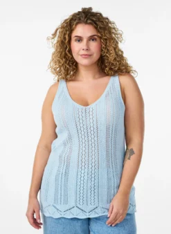 Stricktop mit Lochstickerei und V-Ausschnitt