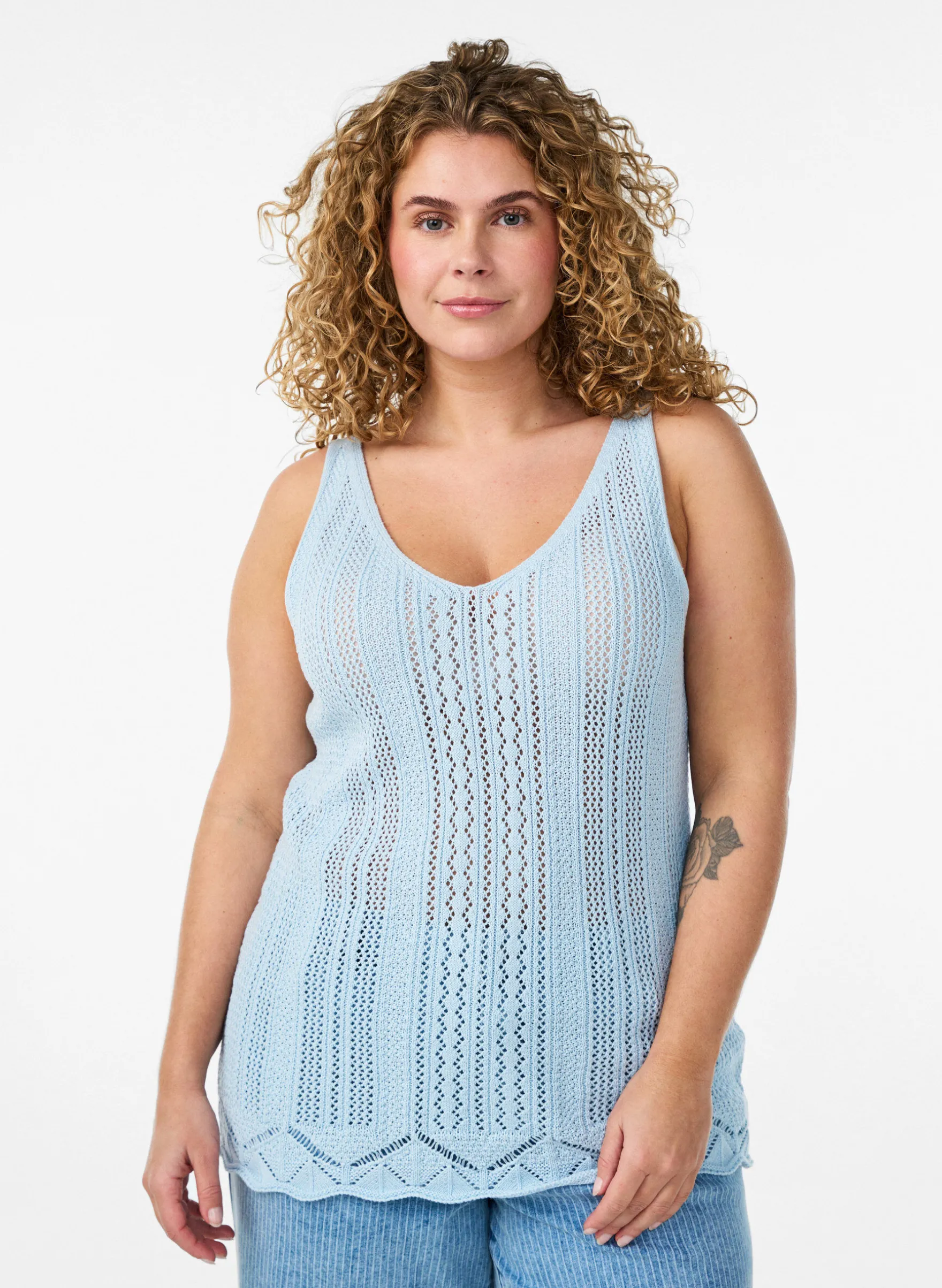Stricktop mit Lochstickerei und V-Ausschnitt