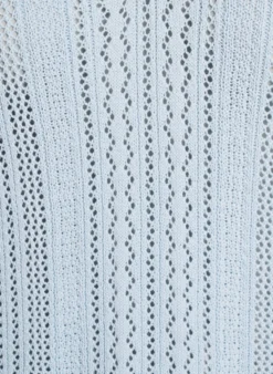 Stricktop mit Lochstickerei und V-Ausschnitt