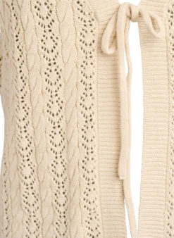 Strickweste mit Lochstickerei und Bindeband