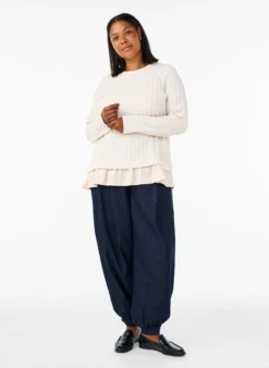 Strukturierte Bluse mit Rüschensaum