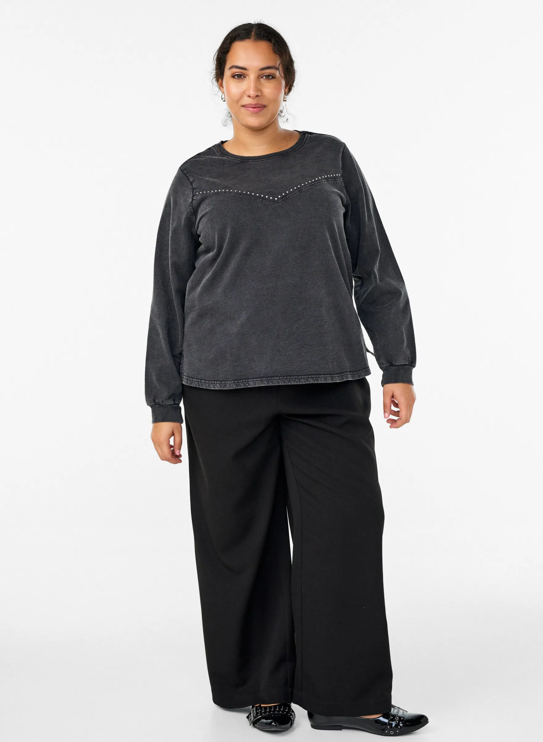 Sweatshirt mit Strasssteinen und Washed-Optik