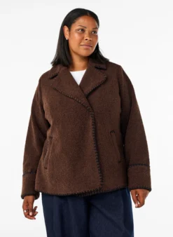 Teddyjacke mit Kontrastdetails