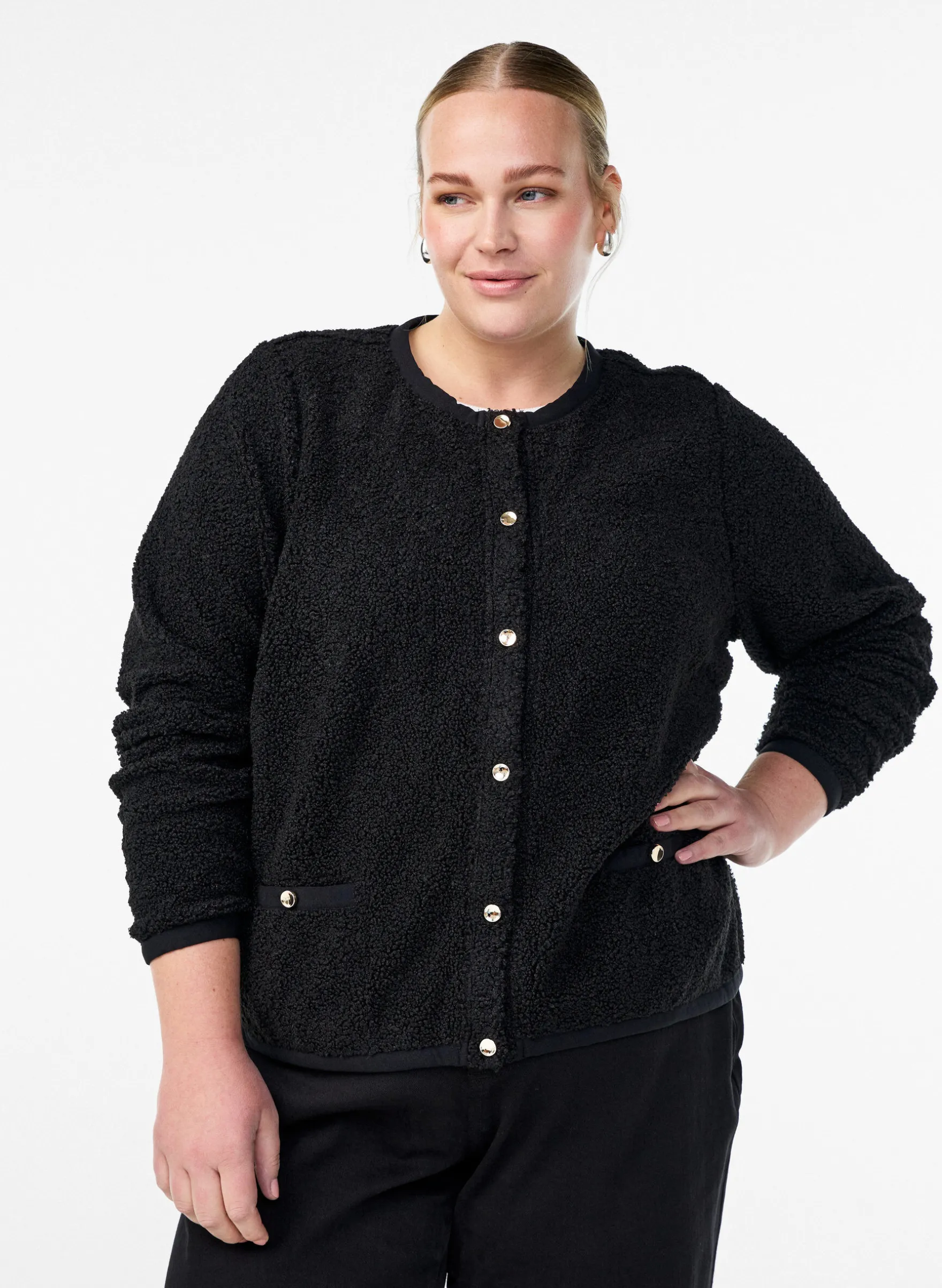 Teddy-Strickjacke mit goldfarbenen Knöpfen