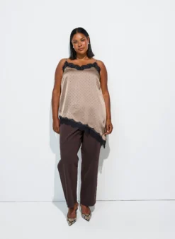 Trägertop mit Spitze und asymmetrischem Saum