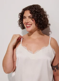 Trägertop mit Spitze und asymmetrischem Saum