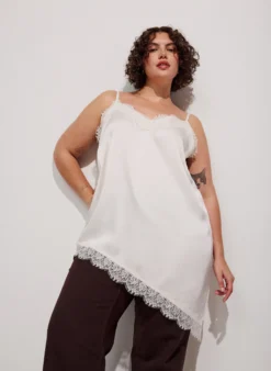 Trägertop mit Spitze und asymmetrischem Saum