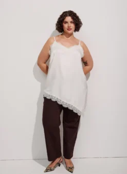 Trägertop mit Spitze und asymmetrischem Saum