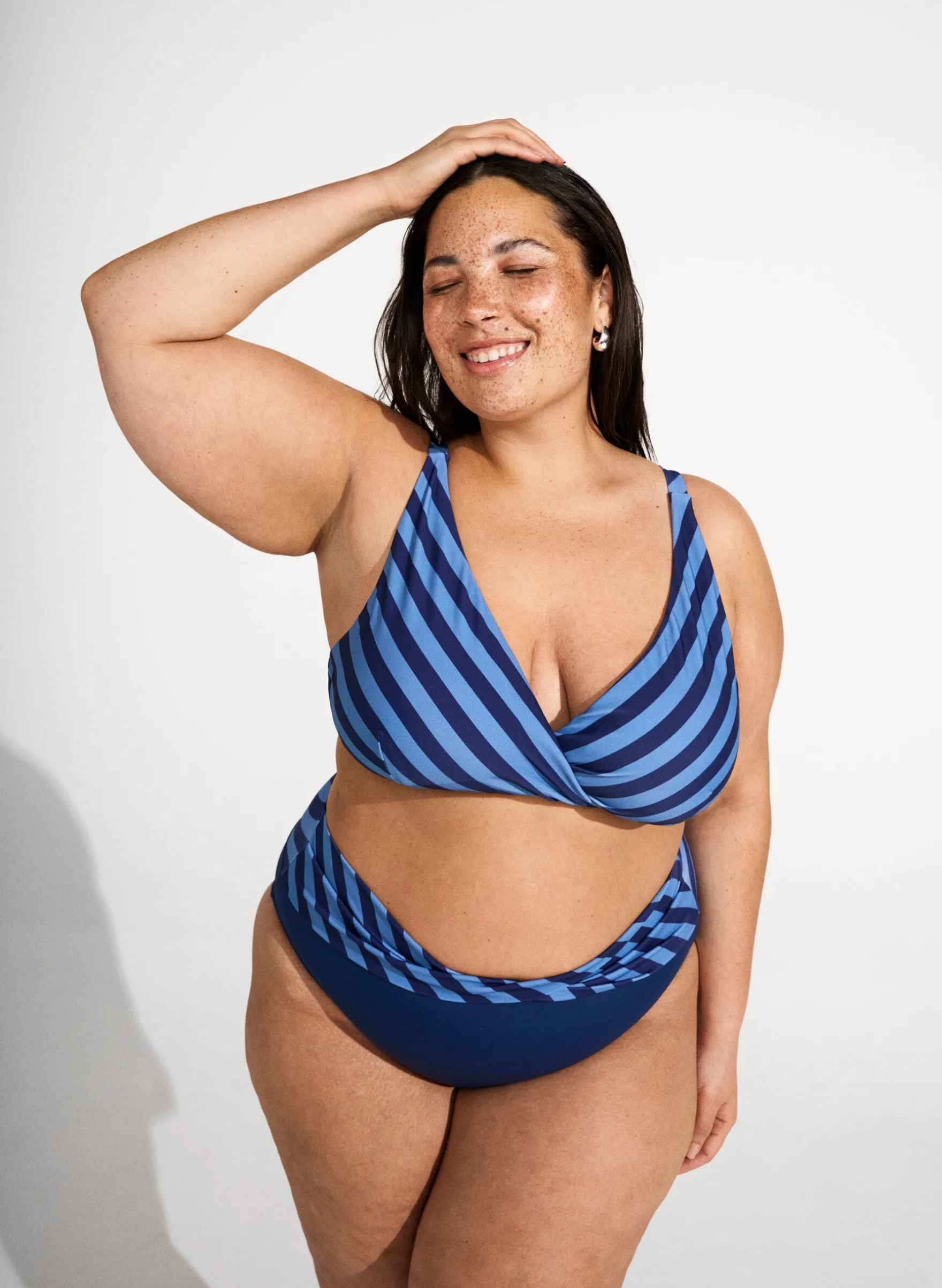 Triangel-Bikinioberteil mit Streifen und Wickeldetail
