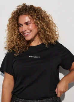 T-Shirt aus Baumwolle mit Text-Badge