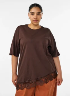 T-Shirt mit asymmetrischem Spitzensaum