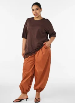 T-Shirt mit asymmetrischem Spitzensaum