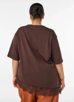 T-Shirt mit asymmetrischem Spitzensaum