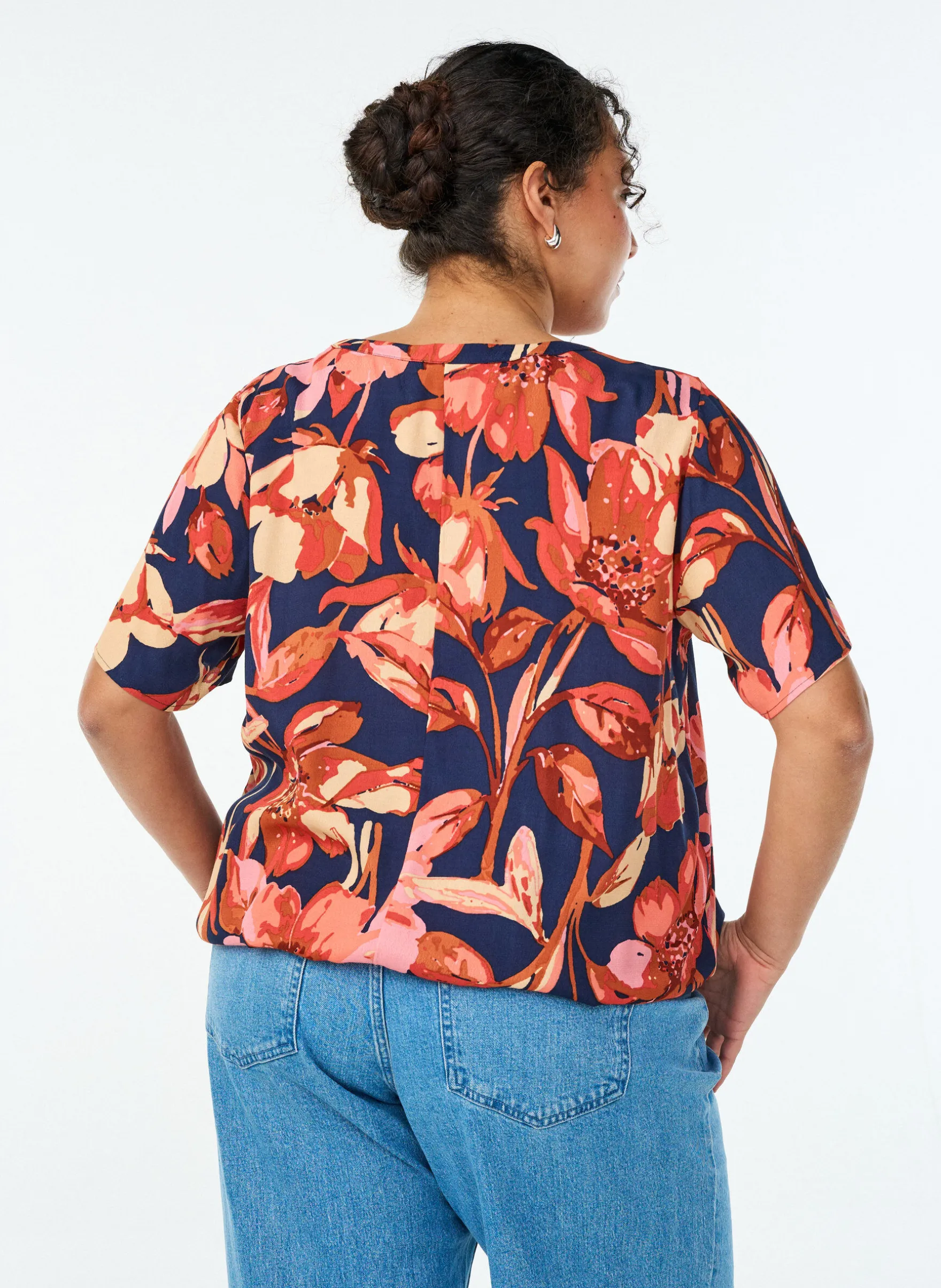 Viskosebluse mit Blumenprint und kurzen Ärmeln