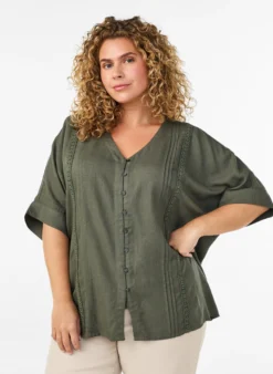 Viskosebluse mit Crochet-Besatz und Knöpfen