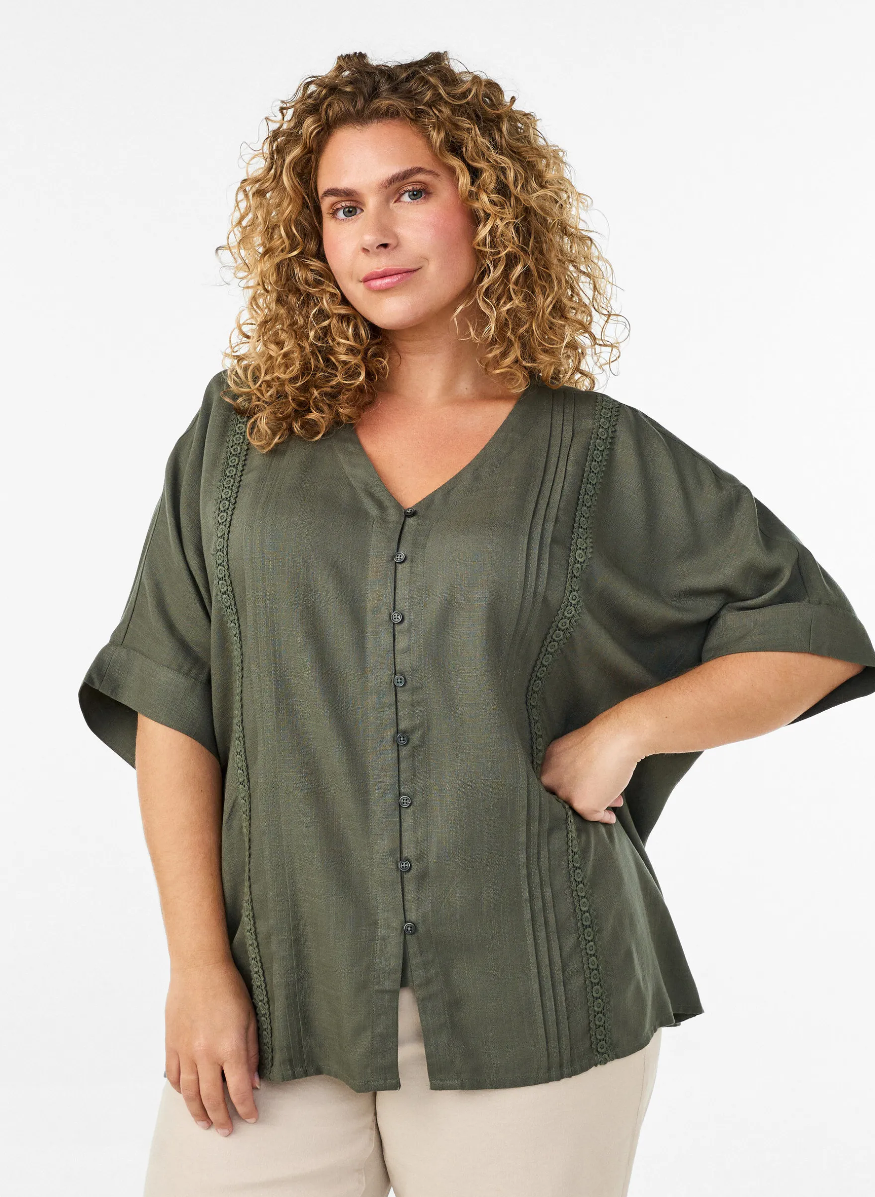 Viskosebluse mit Crochet-Besatz und Knöpfen