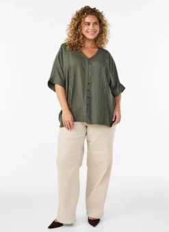 Viskosebluse mit Crochet-Besatz und Knöpfen