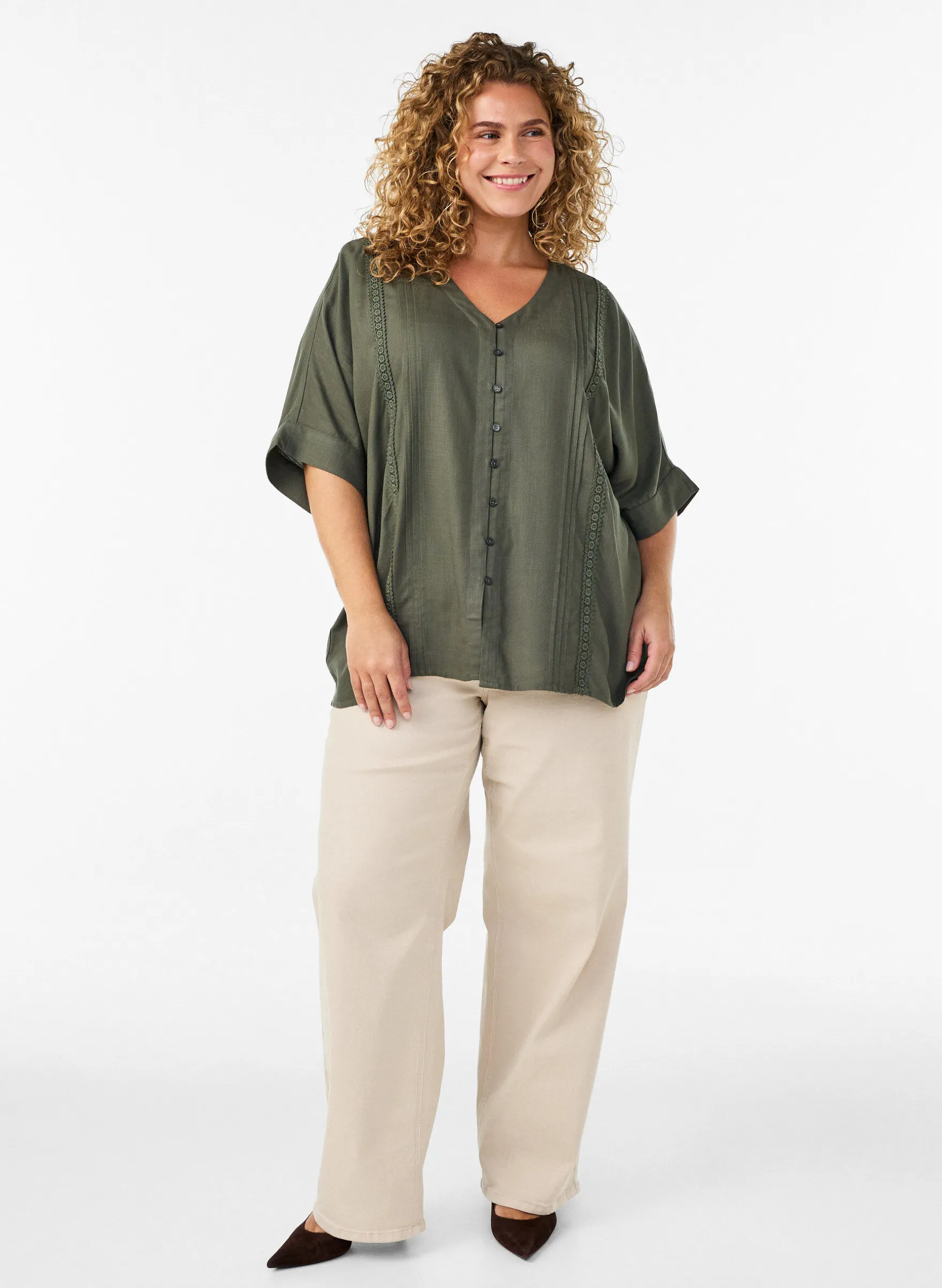 Viskosebluse mit Crochet-Besatz und Knöpfen