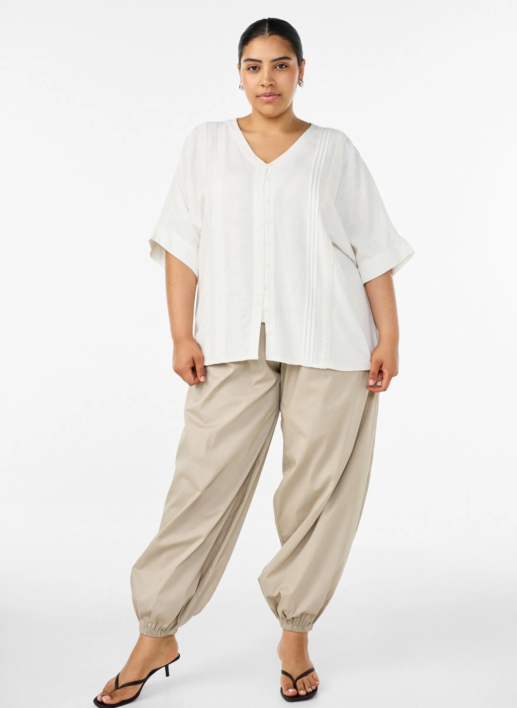 Viskosebluse mit Crochet-Besatz und Knöpfen