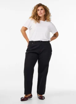 Weite Jeans mit verkürzter Länge