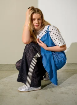 Weite Spitzenhose mit Kontraststreifen