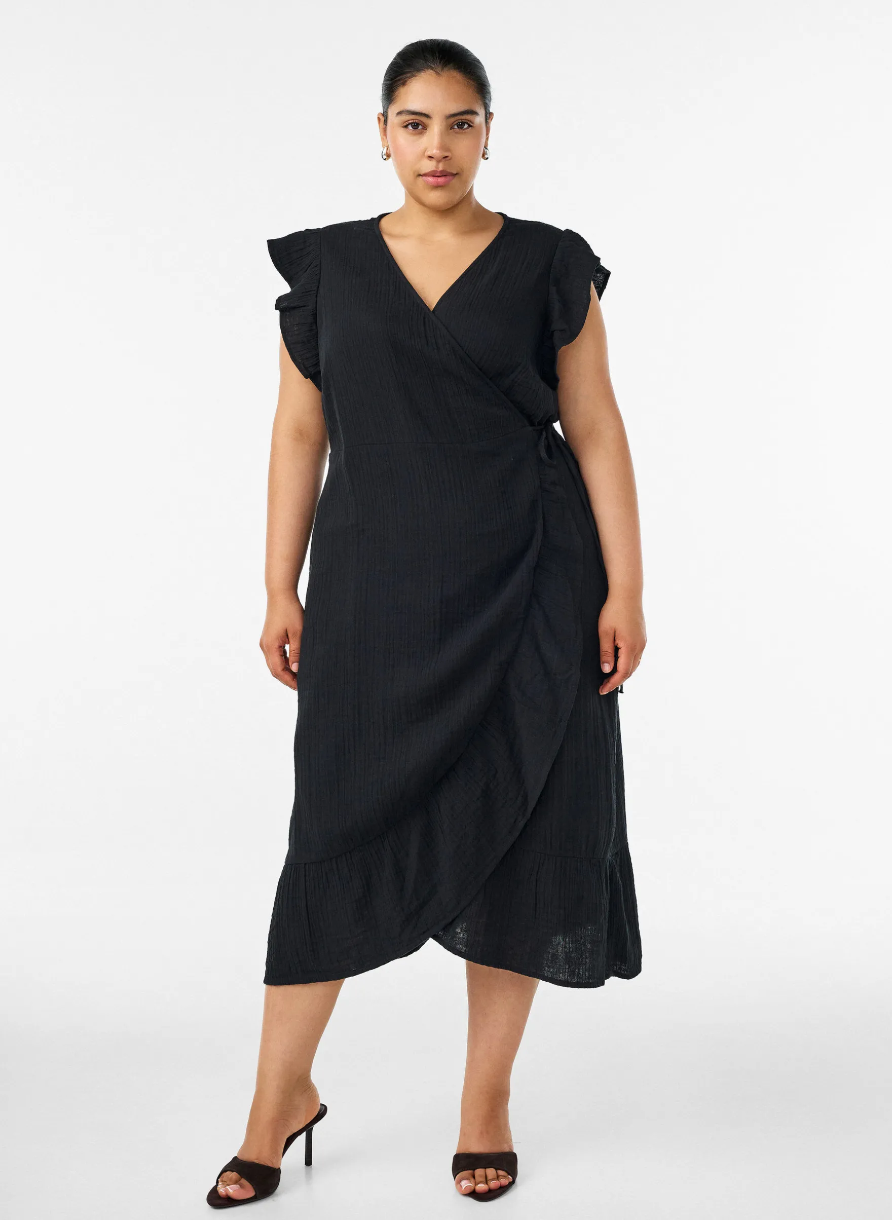 Wickelkleid aus Baumwoll-Musselin mit Rüschen