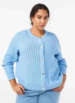Zopfmuster-Strickjacke mit goldenen Knöpfen