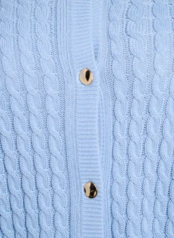 Zopfmuster-Strickjacke mit goldenen Knöpfen