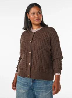 Zopfmuster-Strickjacke mit goldenen Knöpfen
