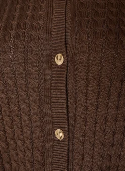 Zopfmuster-Strickjacke mit goldenen Knöpfen