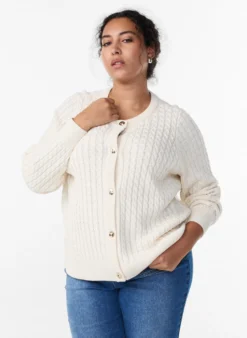Zopfmuster-Strickjacke mit goldenen Knöpfen